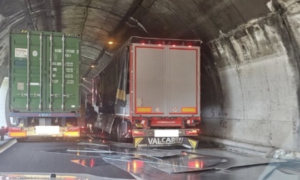 Traffico in tilt sulla Statale 36: un camion ha perso il carico