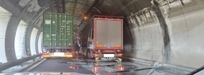 Traffico in tilt sulla Statale 36: un camion ha perso il carico