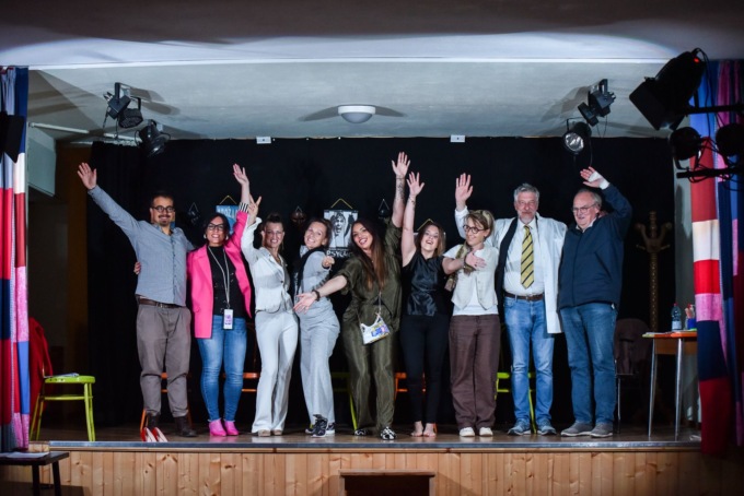 Triplo sold out per ‘Gli Improbabili’: la salute mentale tra risate e riflessioni conquista il Teatro di Pedemonte