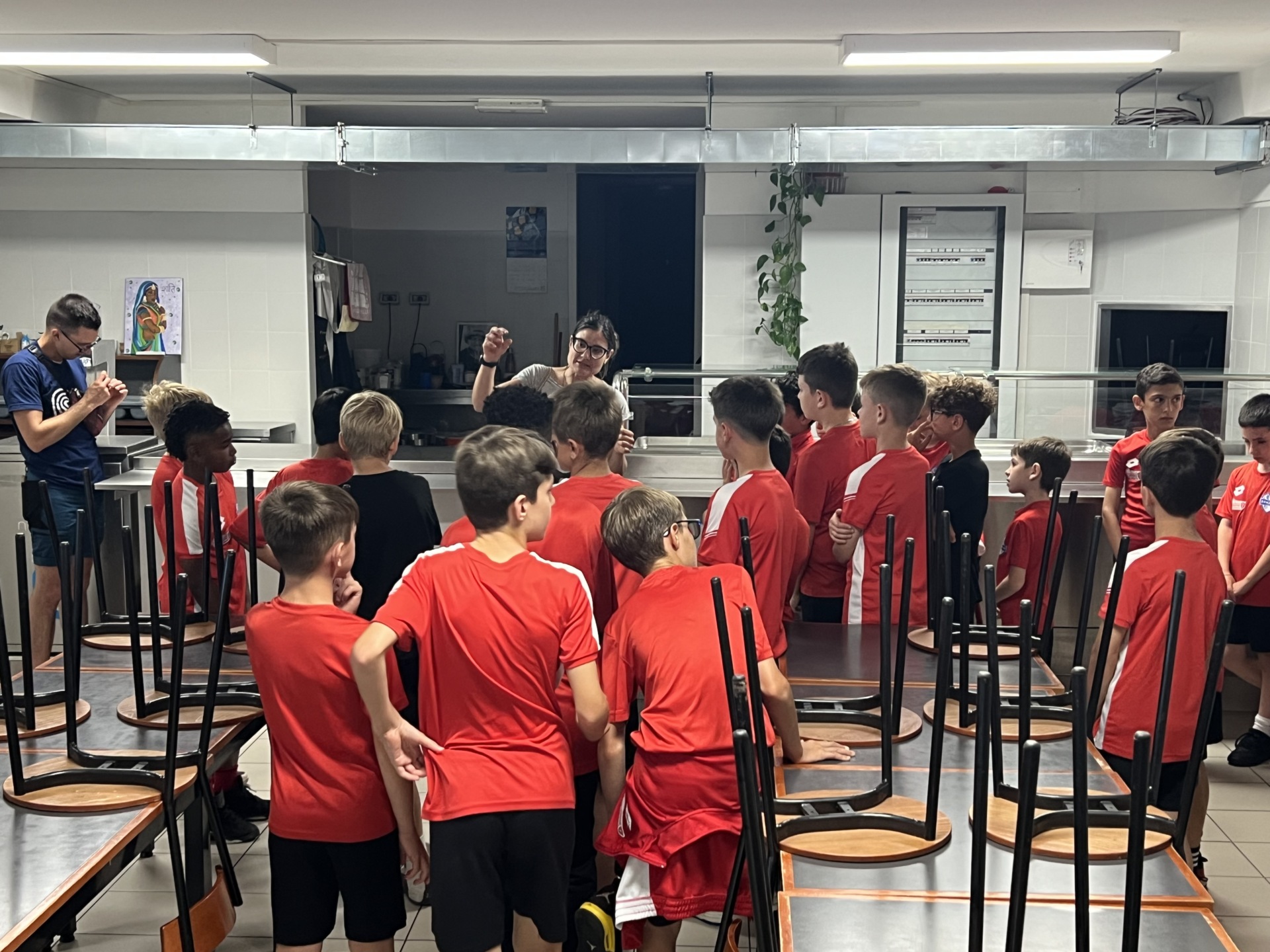 I ragazzi all'interno della mensa