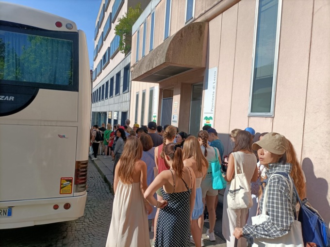 Stop ai treni fino a settembre, a Lecco lunghe code per i bus sostitutivi