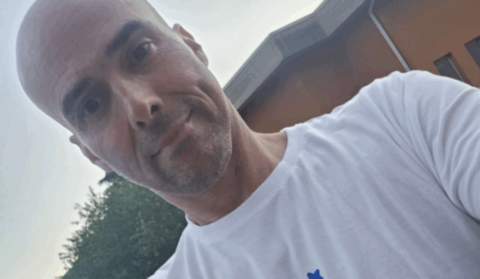 Andrea Oriana tenta l’impresa sul Lago di Como, 150 chilometri a nuoto in 60 ore