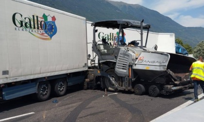 Camion finisce contro un mezzo di cantiere, bloccata la Statale 38