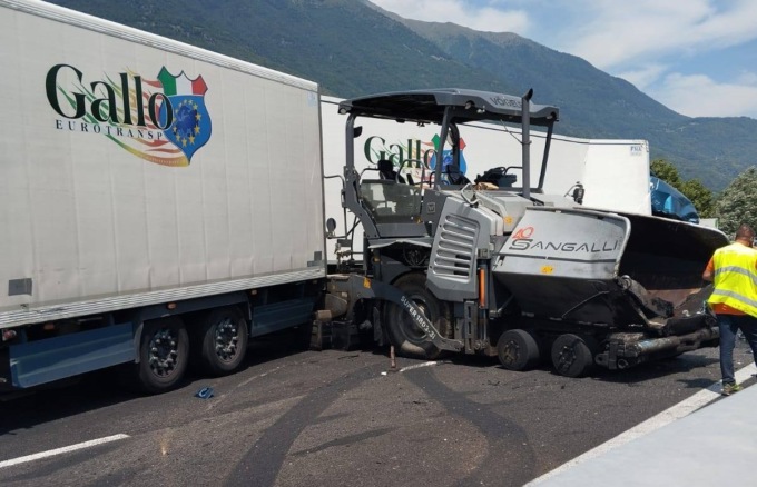 Camion finisce contro un mezzo di cantiere, bloccata la Statale 38