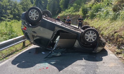 Si ribalta con l'auto, conducente in ospedale