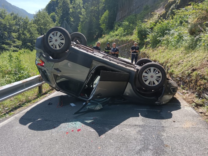 Si ribalta con l’auto, conducente in ospedale