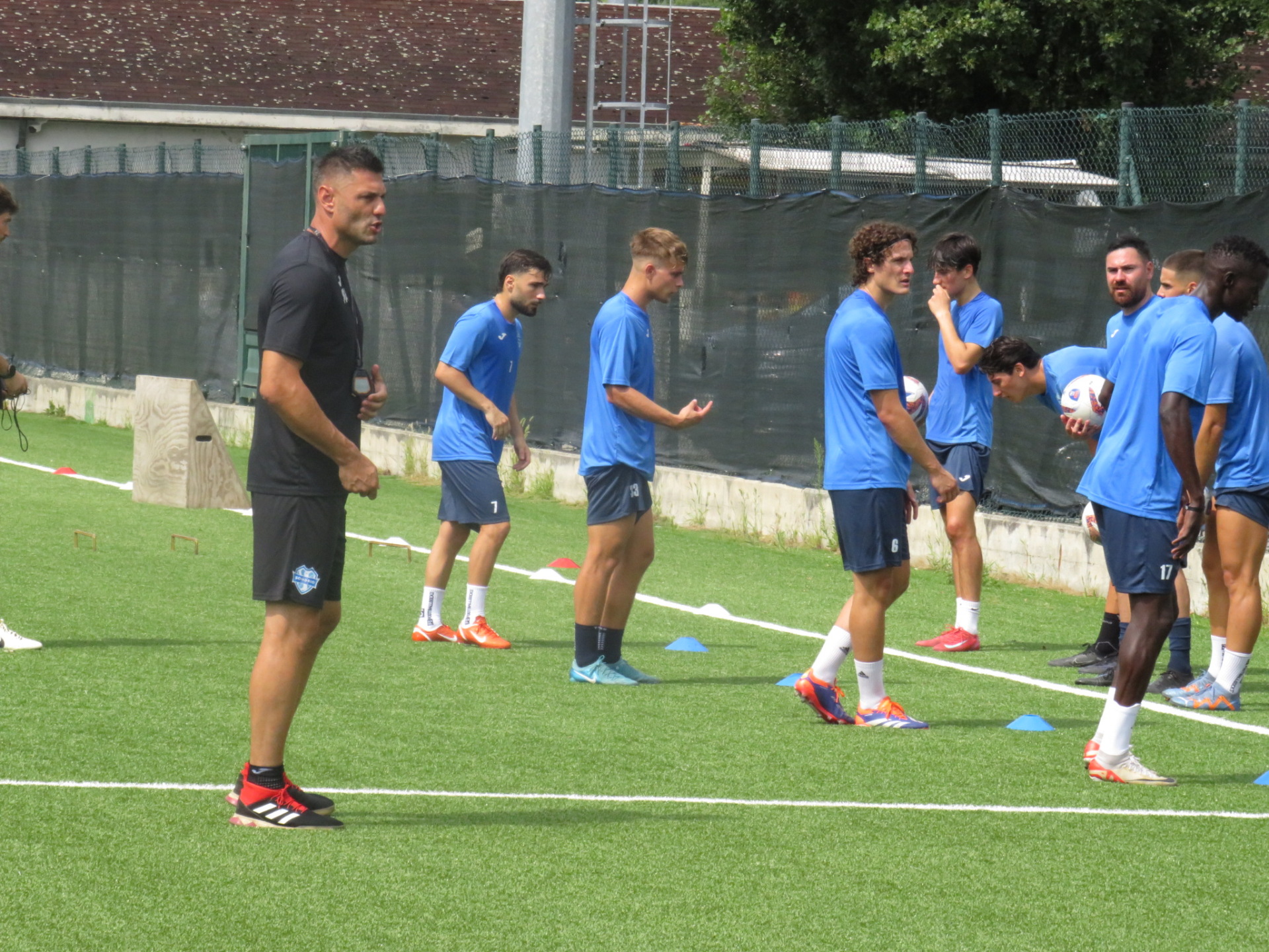 Mister Amelia dirige l'allenamento