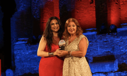Daniela Cuzzolin trionfa a Taormina: il Taomoda Award premia il giornalismo che racconta la moda dietro le quinte