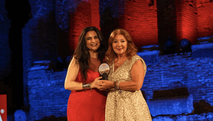 Daniela Cuzzolin trionfa a Taormina: il Taomoda Award premia il giornalismo che racconta la moda dietro le quinte