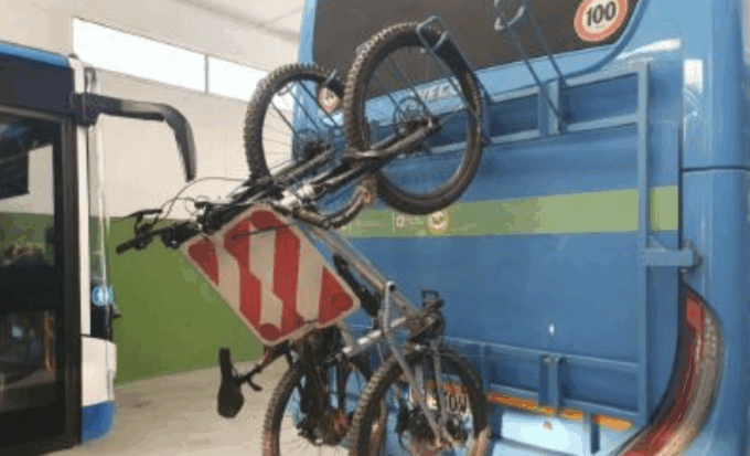 La guida inglese innamorata di Morbegno: “Portabici sugli autobus per valorizzare il turismo e aiutare i ciclisti”