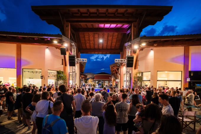 Summer Nights 2025: il villaggio si trasforma in un teatro a cielo aperto