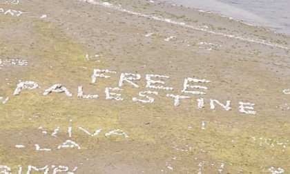 Sulle sponde del lago di Livigno appare la scritta “Palestina libera”