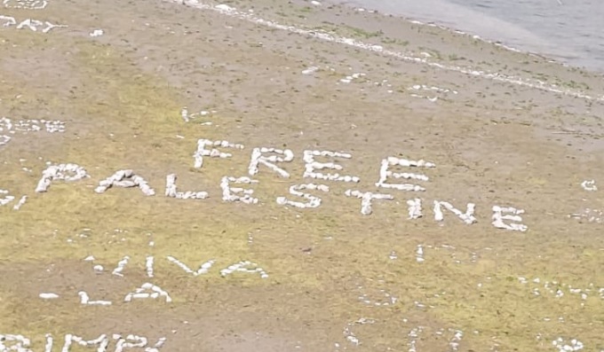 Sulle sponde del lago di Livigno appare la scritta “Palestina libera”