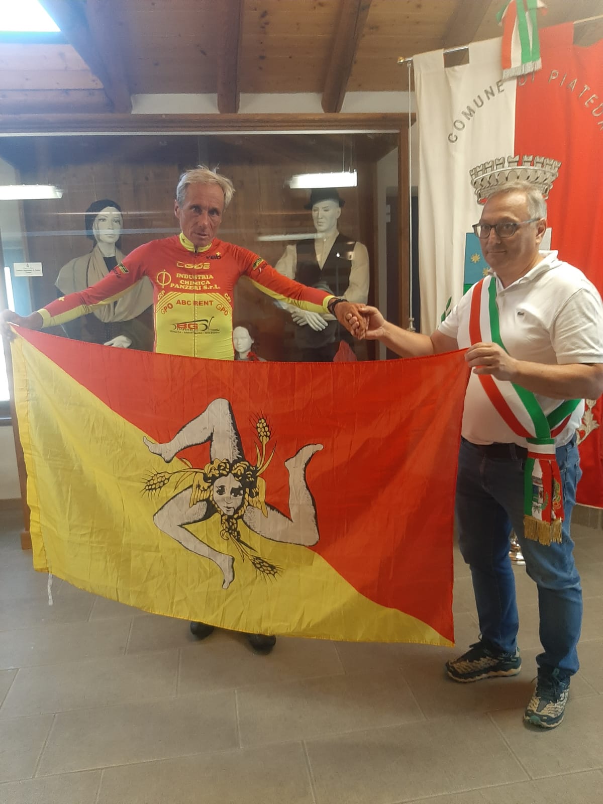 Leonardo Cavazzi con il sindaco di Piateda Simone Marchesini