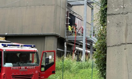Principio d'incendio al bioessicatore, vigili del fuoco in azione