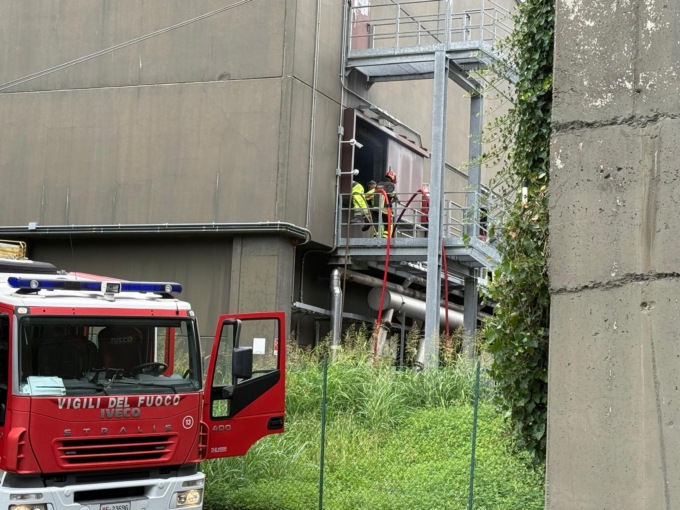 Principio d’incendio al bioessicatore, vigili del fuoco in azione
