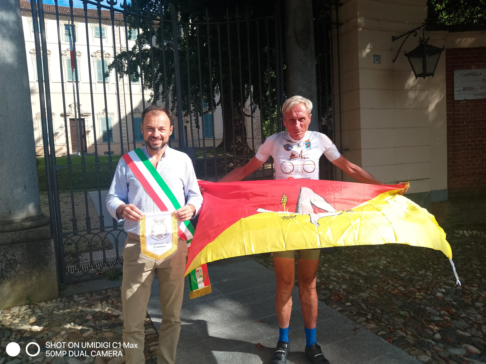 con la bandiera della Sicilia e il sindaco di Santena Roberto Ghio