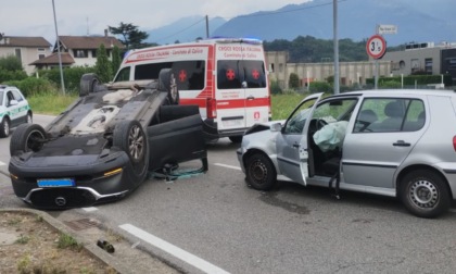Spettacolare incidente: un'auto ribaltata e tanta paura per due bambini piccoli