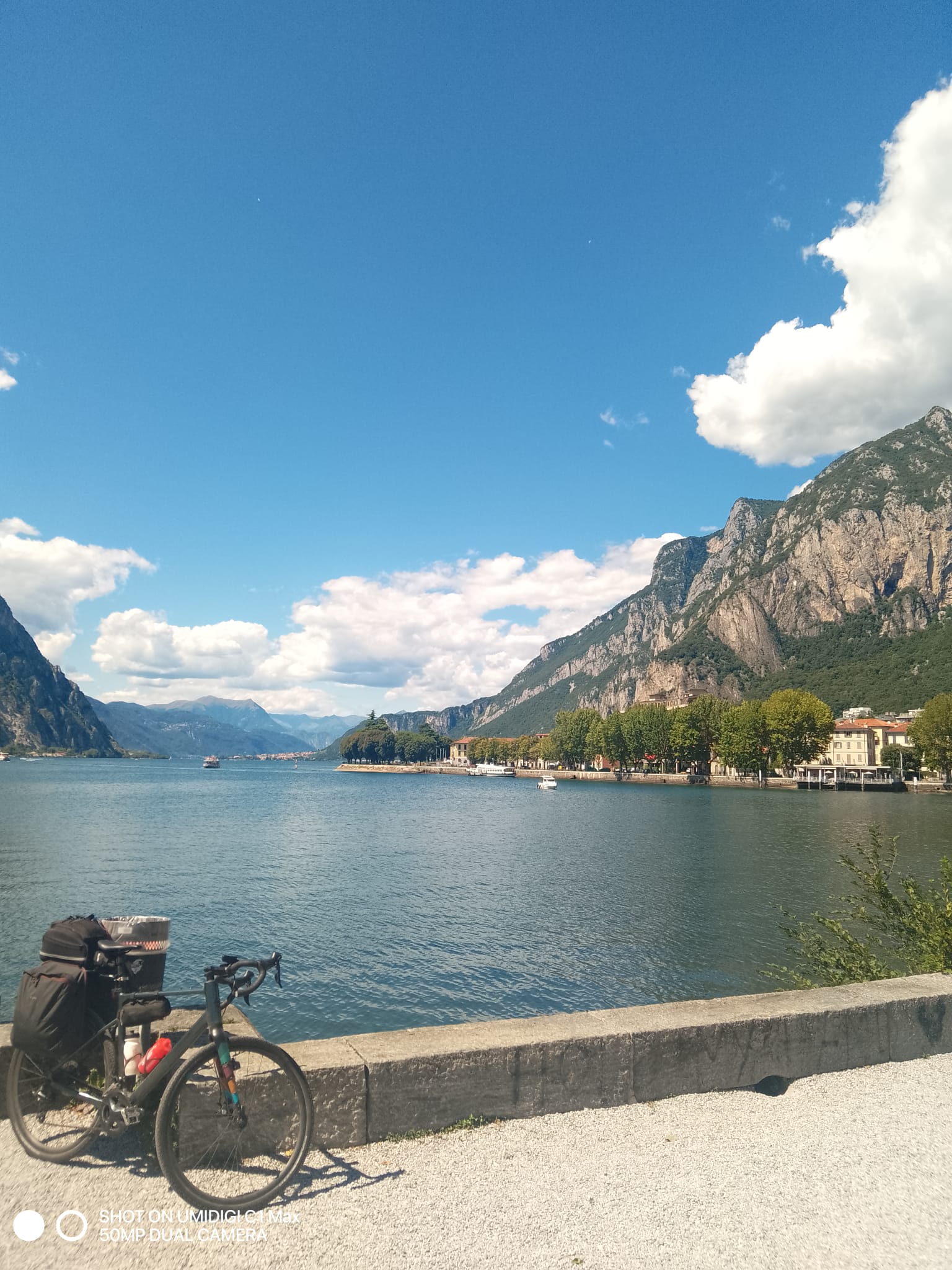 la bici da viaggio di Leonardo cavazzi sulle rive del lago di Lecco