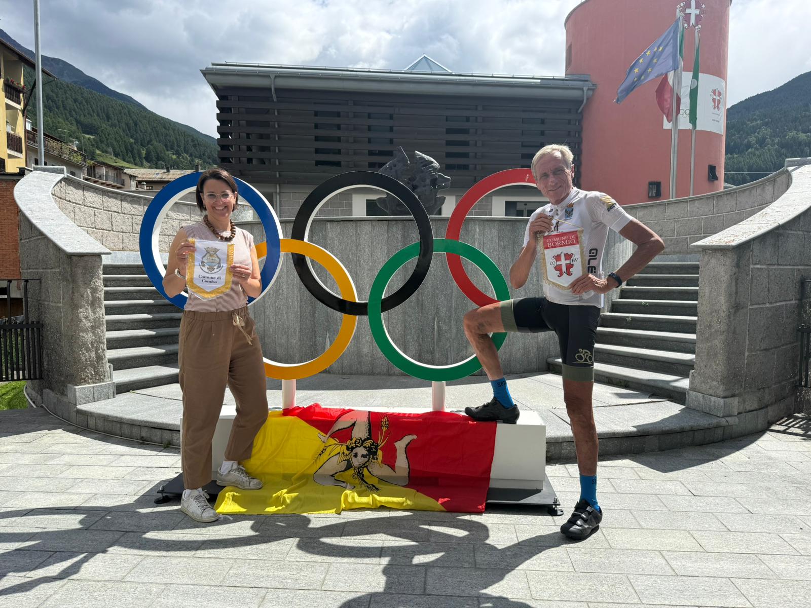 scambio di gagliardetti con l'assessore allo Sport di Bormio, Samatha Antonioli