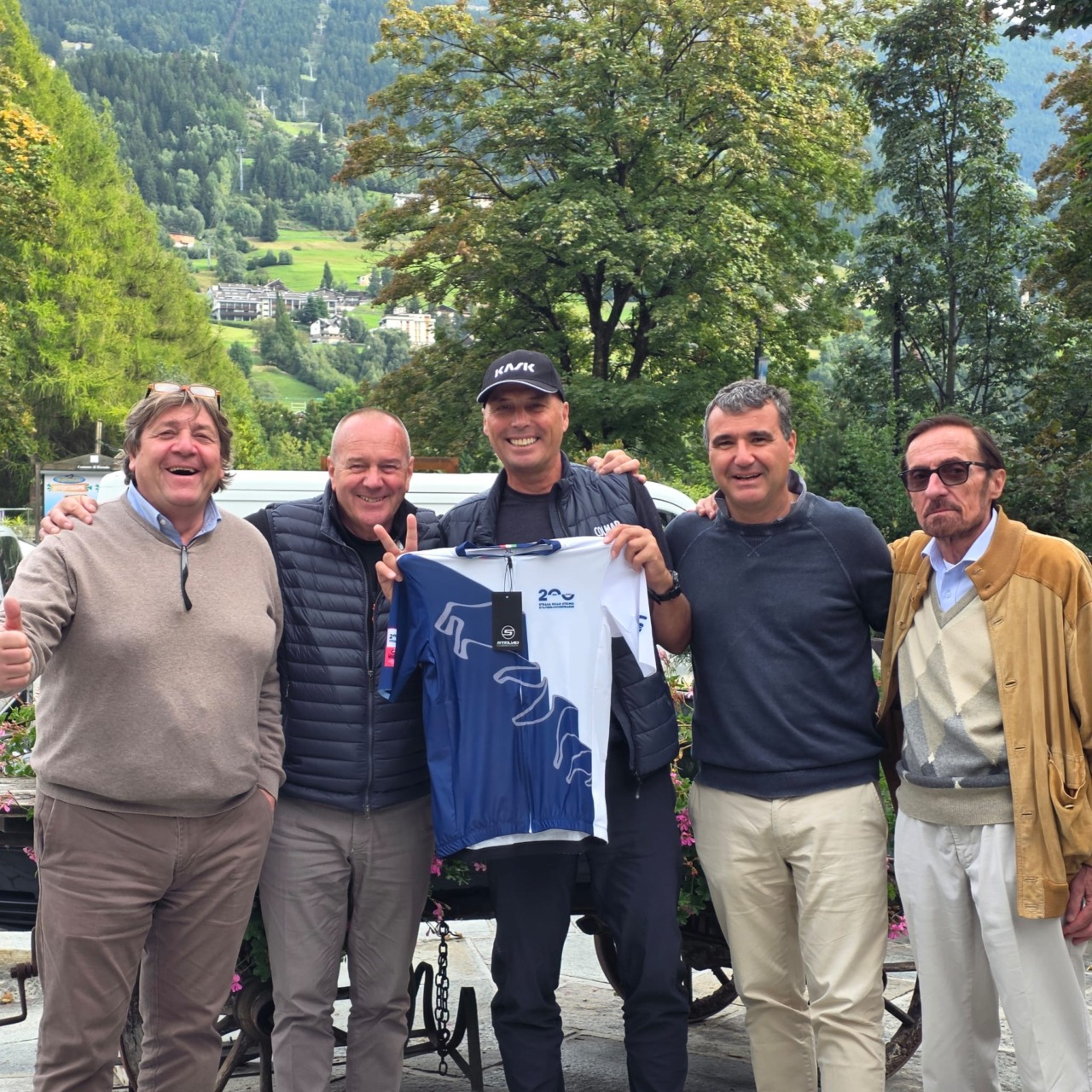 A Waldner maglia dei 200 anni della strada dello Stelvio
