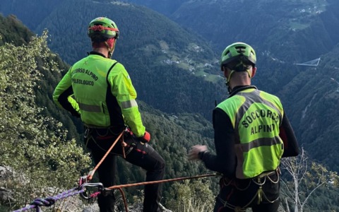 Cercatore di funghi bloccato a 1100 metri in un canale impervio: recuperato dall’elisoccorso