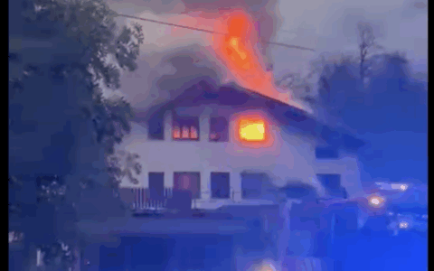 Incendio a Castagneto, San Giacomo Filippo: in fiamme ex pub chiuso da anni