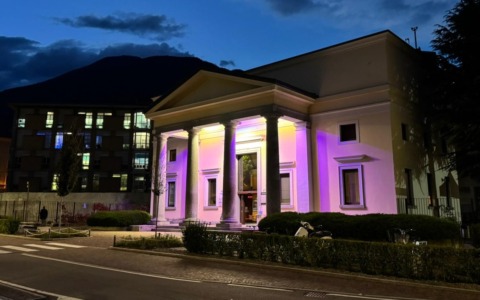 Il tempietto dell’Ospedale di Sondrio illuminato di viola: incontri e sostegno ai familiari per la Settimana dell’Alzheimer