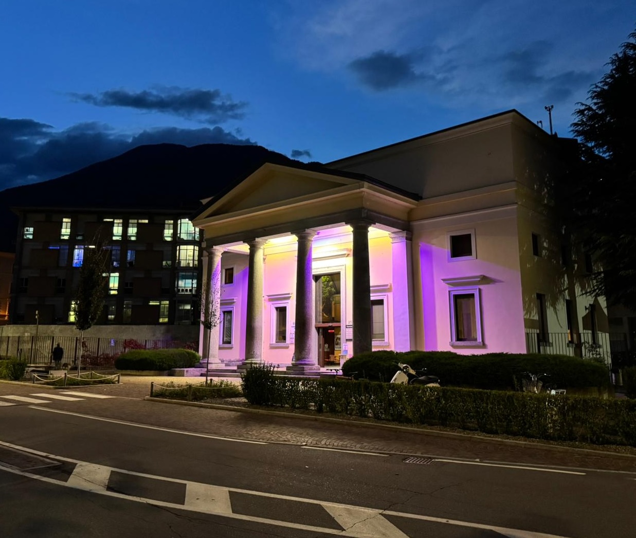 Il tempietto dell’Ospedale di Sondrio illuminato di viola: incontri e sostegno ai familiari per la Settimana dell’Alzheimer