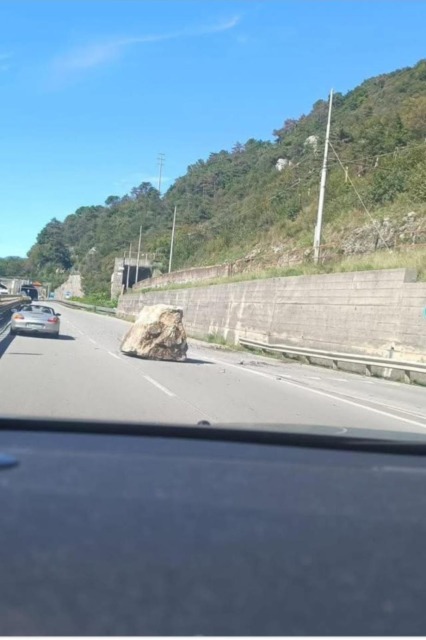 Grande masso precipita sulla SS36: tragedia sfiorata