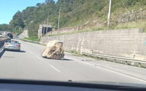 Grande masso precipita sulla SS36: tragedia sfiorata