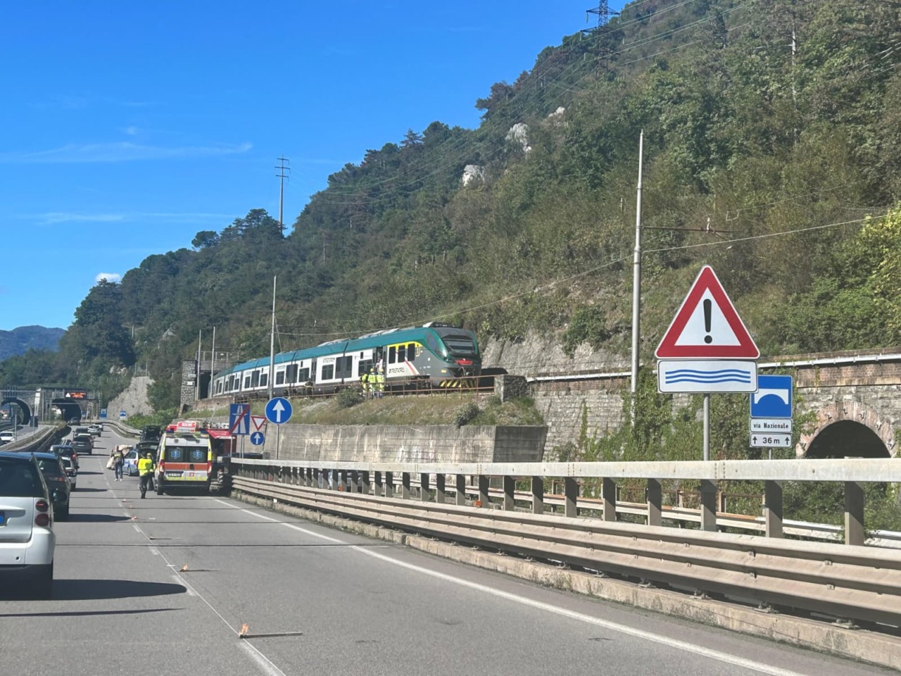 Nuovo masso a rischio caduta: ferrovia Lecco-Lierna chiusa almeno tre giorni