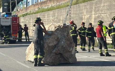 Frana a Mandello: linea ferroviaria interrotta fino a Lecco e traffico ridotto sulla Statale 36
