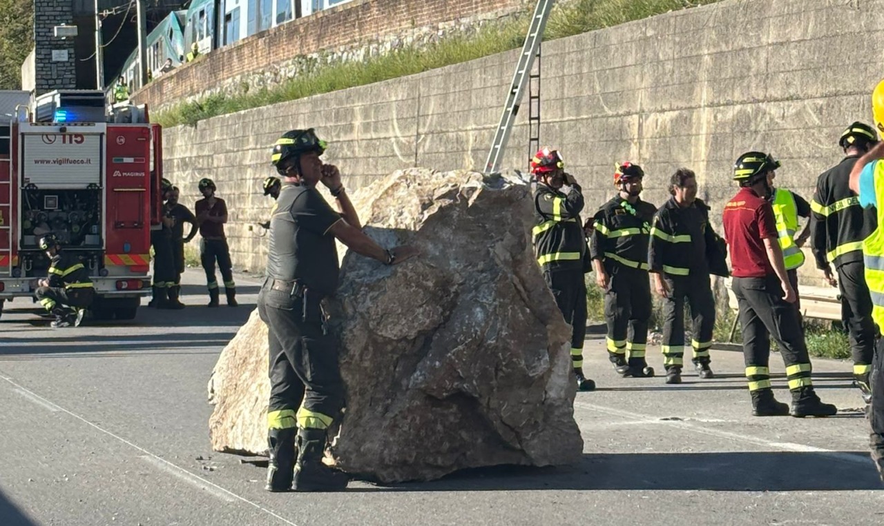 Frana a Mandello: linea ferroviaria interrotta fino a Lecco e traffico ridotto sulla Statale 36
