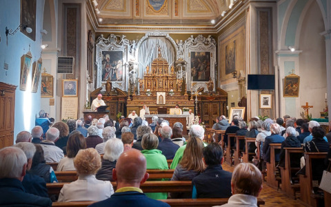 Chiesa gremita per il venerabile don Quadrio