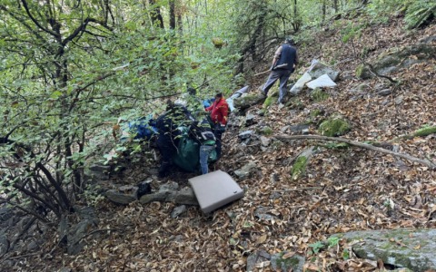 Spacciatori lanciano sassi contro volontari che puliscono i boschi tra Colico e Piantedo