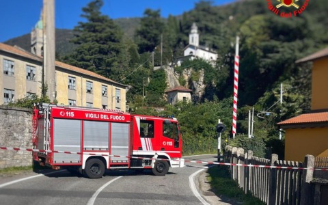 Bellano: auto sfonda il passaggio a livello, strada chiusa e treni rallentati