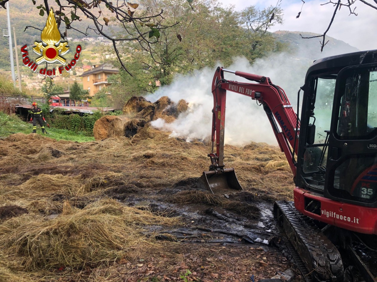 Traona, incendio di rotoballe: intervento dei Vigili del Fuoco per ore