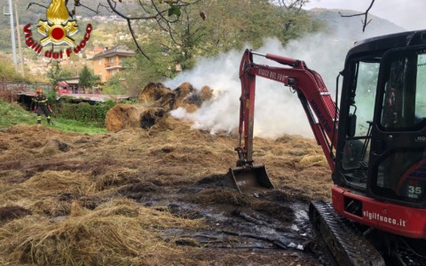 Traona, incendio di rotoballe: intervento dei Vigili del Fuoco per ore
