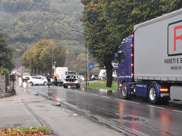 Incidente tra auto e furgone, paura per un uomo anziano