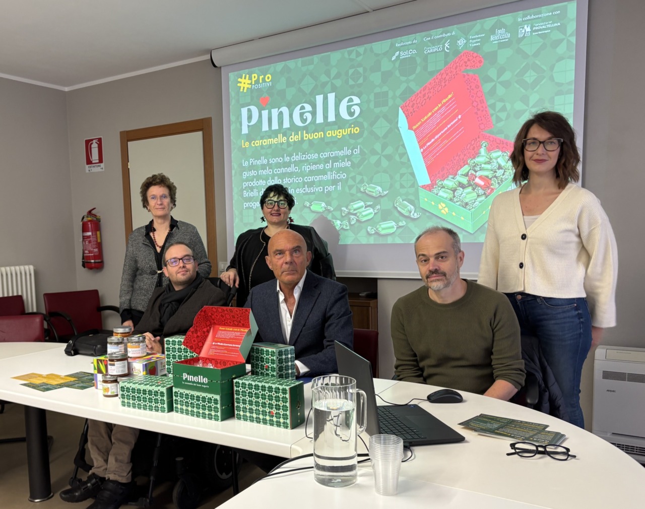 ProPositivi lancia le Pinelle, le caramelle del buon augurio: il regalo di Natale per sostenere gli empori di Sondrio e di Morbegno