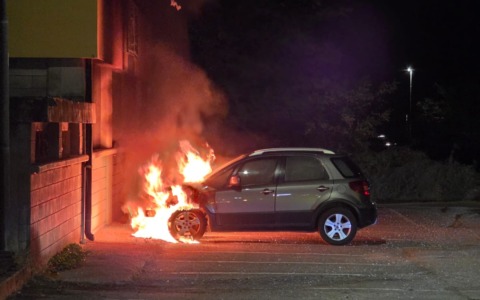 Auto in fiamme a San Pietro di Samolaco, il video
