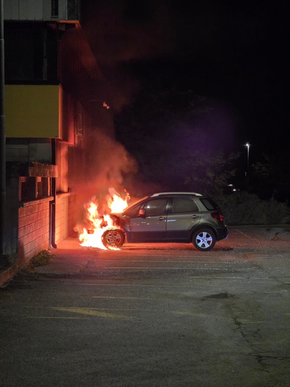 Auto in fiamme a San Pietro di Samolaco, il video