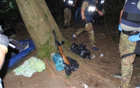 Faida con sparatoria tra bande rivali per lo spaccio, un ferito grave e tre arresti