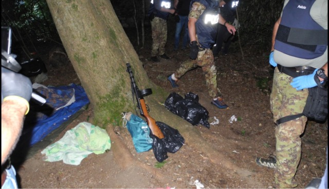 Faida con sparatoria tra bande rivali per lo spaccio, un ferito grave e tre arresti