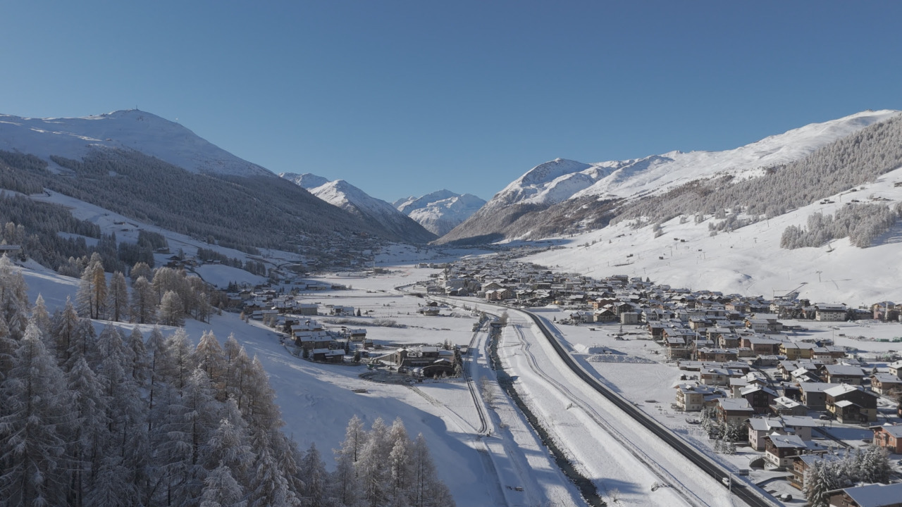 Livigno si risveglia imbiancata: l’anello di fondo si allunga a 3 chilometri, la stagione invernale è alle porte