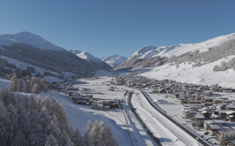 Livigno si risveglia imbiancata: l’anello di fondo si allunga a 3 chilometri, la stagione invernale è alle porte