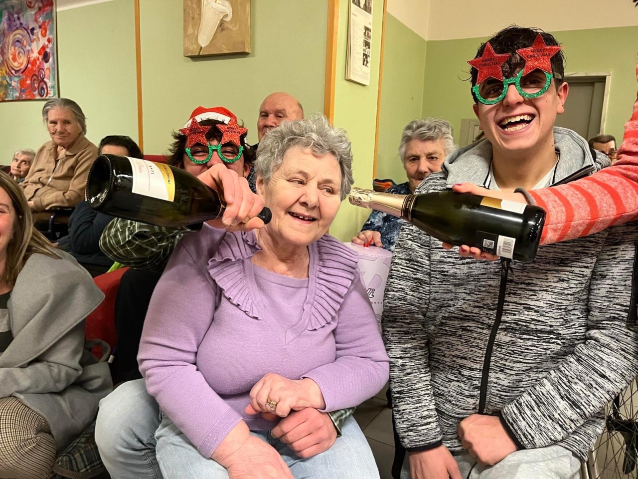 Una bellissima sorpresa di Natale alla RSA Bellavista, i giovani sono andati a trovare i nonni