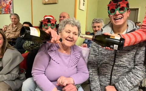 Una bellissima sorpresa di Natale alla RSA Bellavista, i giovani sono andati a trovare i nonni