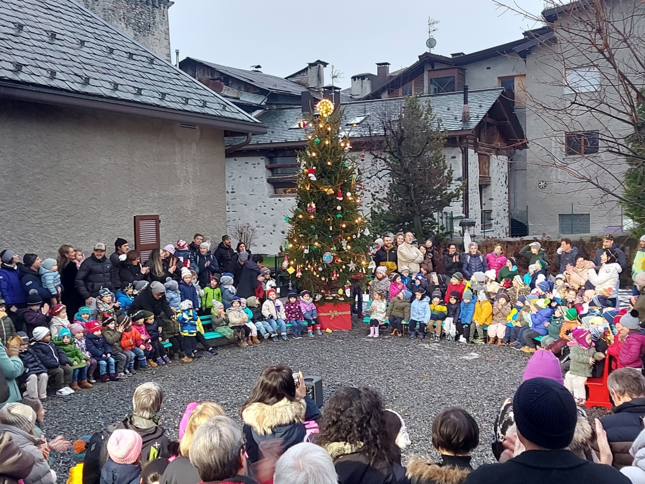 I bambini della materna in marcia per la pace